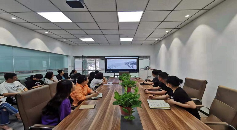 物貿(mào)公司舉辦慶?！傲弧敝黝}觀影活動